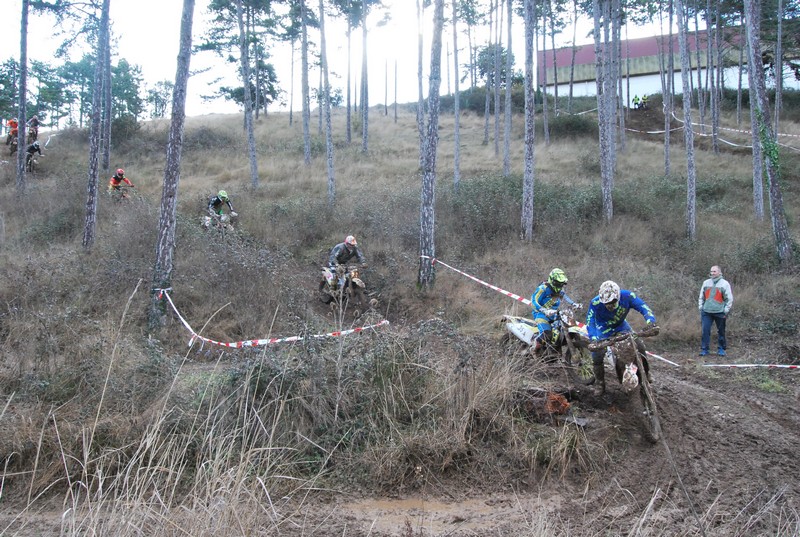 La lluvia y el barro aumentaron el espectáculo en el I Cross Country de Barasoain
